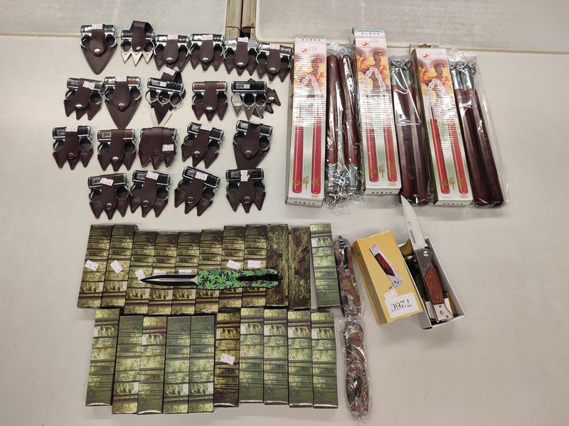 POL-AA: Rems-Murr-Kreis: Verbotene Gegenstände beschlagnahmt - Sammlungsbetrug - Unfall - Farbschmierereien - Automat aufgebrochen - Foto: presseportal.de