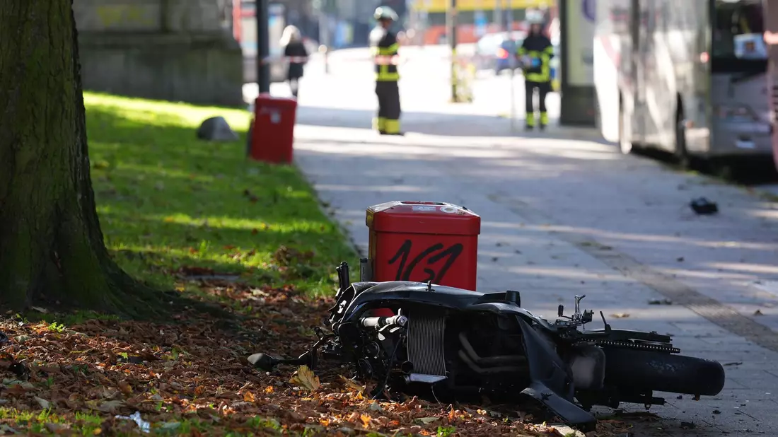 Ein Motorradfahrer ist mit einem Autofahrer zusammengestoßen. Ein Notarzt musste den verletzten Motorradfahrer versorgen. (Archivbild) - Bild: Marcus Brandt/dpa