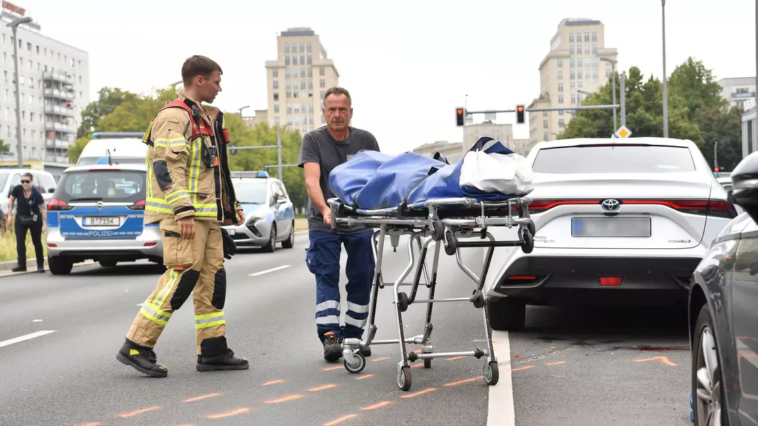  Ein 41 Jahre alter Fußgänger ist in Berlin-Mitte von einem Auto überfahren worden und ums Leben gekommen. (Archivbild) - Bild: Paul Zinken/dpa