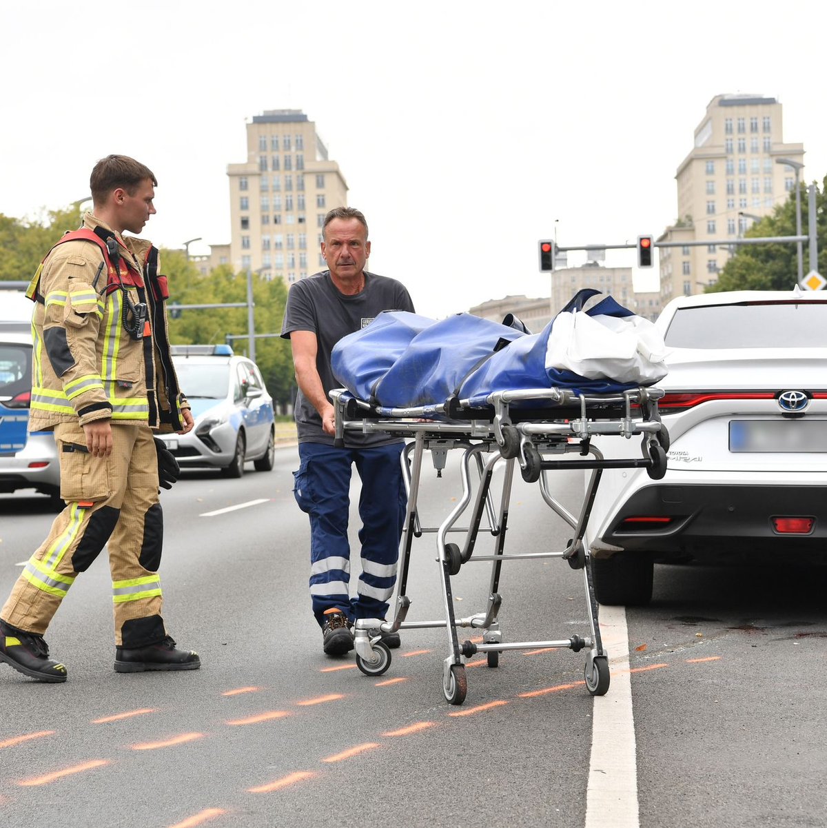  Ein 41 Jahre alter Fußgänger ist in Berlin-Mitte von einem Auto überfahren worden und ums Leben gekommen. (Archivbild) - Foto: Paul Zinken/dpa