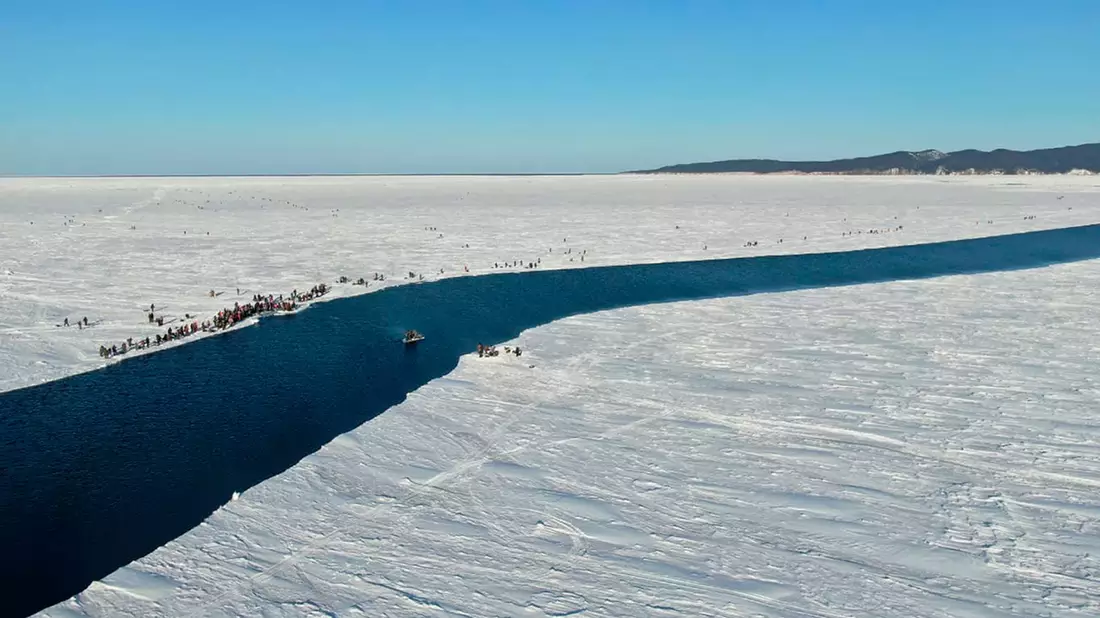 Immer wieder kommt es in Russland zu Zwischenfällen beim beliebten Eisfischen. (Illustration) - Bild: Russia Emergency Situations Ministry Press Service/AP/dpa