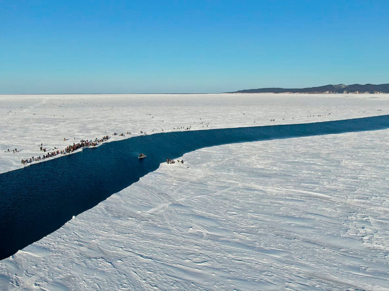 Immer wieder kommt es in Russland zu Zwischenfällen beim beliebten Eisfischen. (Illustration) - Foto: Russia Emergency Situations Ministry Press Service/AP/dpa