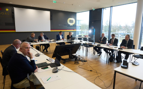 Union-Präsident Dirk Zingler will das DFB-Urteil nicht akzeptieren. - Foto: Thomas Frey/dpa