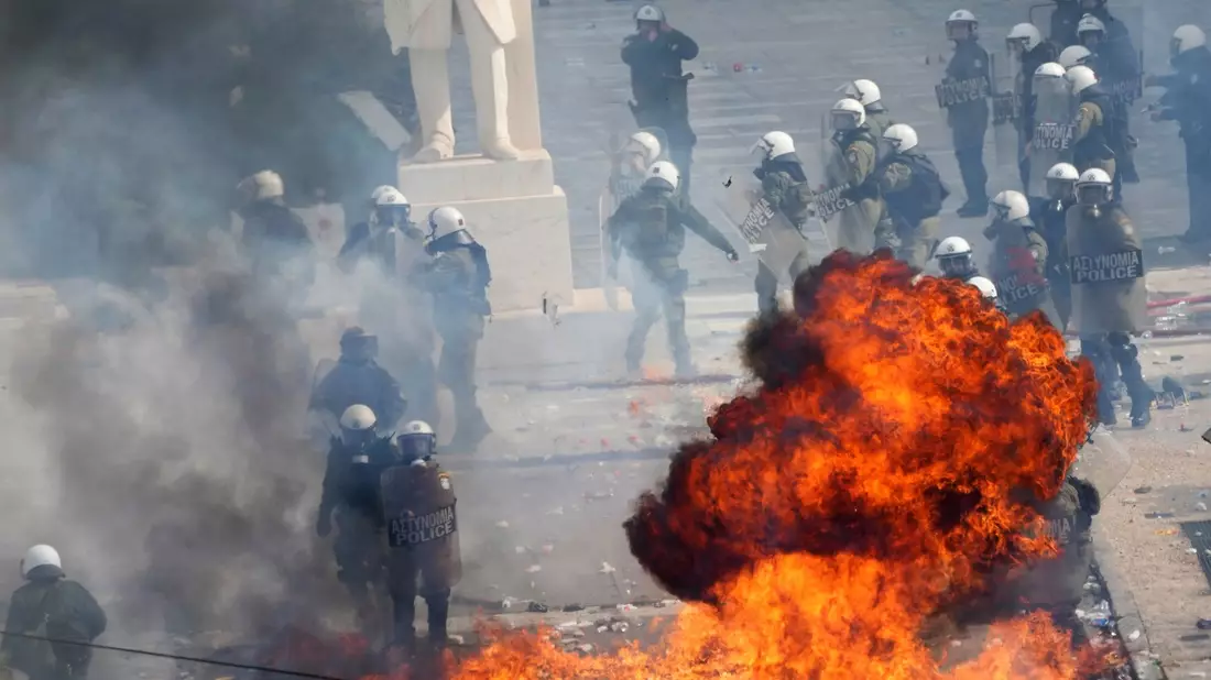 Rund 500 bis 700 Vermummte sorgten bei der Demonstration in Athen für Chaos. - Bild: Thanassis Stavrakis/AP/dpa
