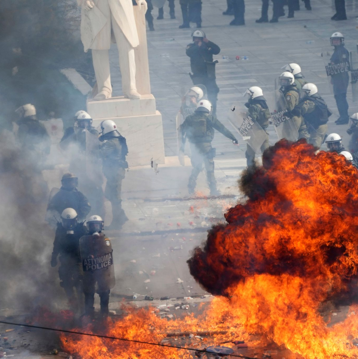 Rund 500 bis 700 Vermummte sorgten bei der Demonstration in Athen für Chaos. - Foto: Thanassis Stavrakis/AP/dpa