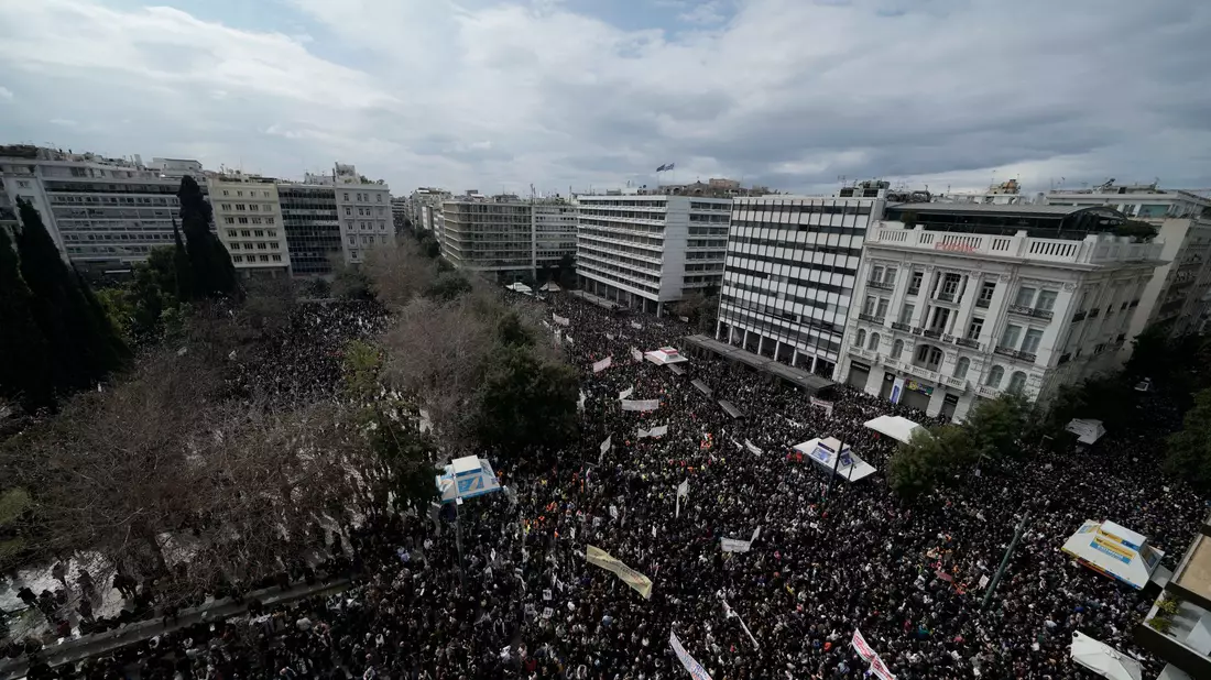 Rund 170.000 Menschen gingen allein in Athen auf die Straße. - Bild: Thanassis Stavrakis/AP/dpa