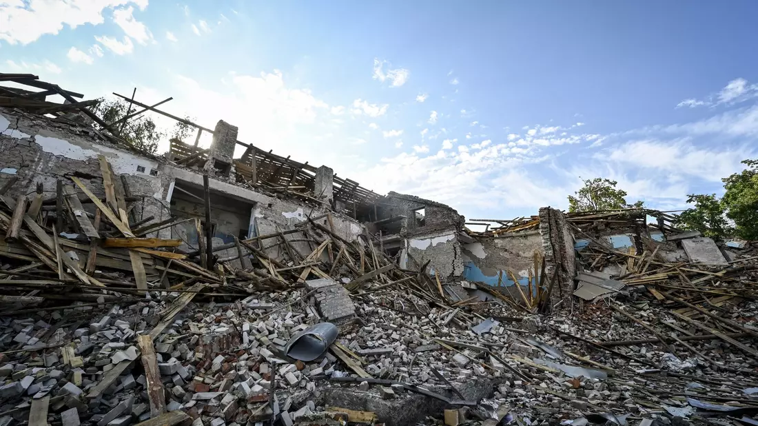 Frontnahe Siedlungen in der Ostukraine wie die Stadt Myrnohrad geraten immer wieder unter russischen Beschuss mit zivilen Opfern. (Archivbild) - Bild: -/ukrin/dpa