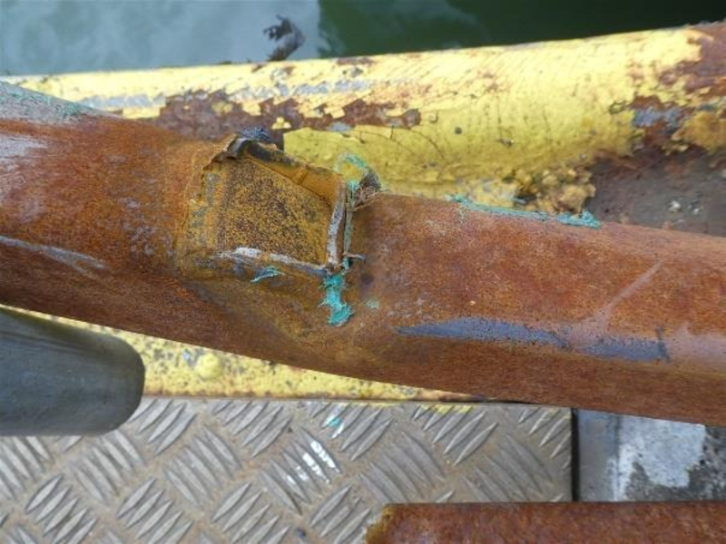 POL-DU: Oberhausen/Essen: Unbekannter Schiffsführer beschädigt Geländer einer Schleuse - Foto: presseportal.de