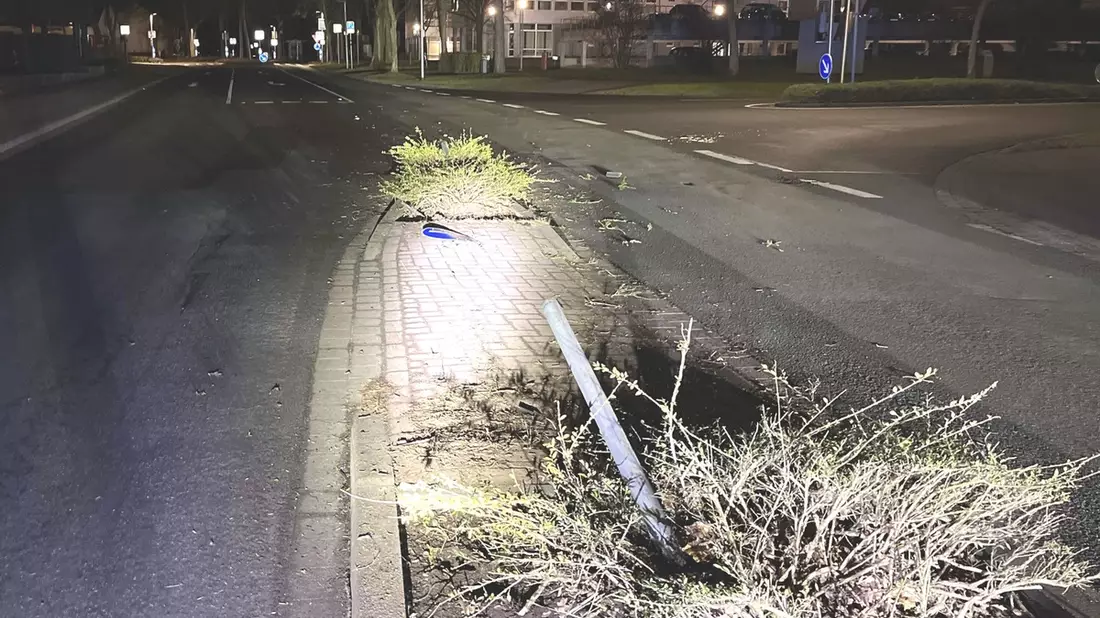 POL-MI: Seat-Fahrer überfährt Verkehrsinsel und flüchtet - Bild: presseportal.de