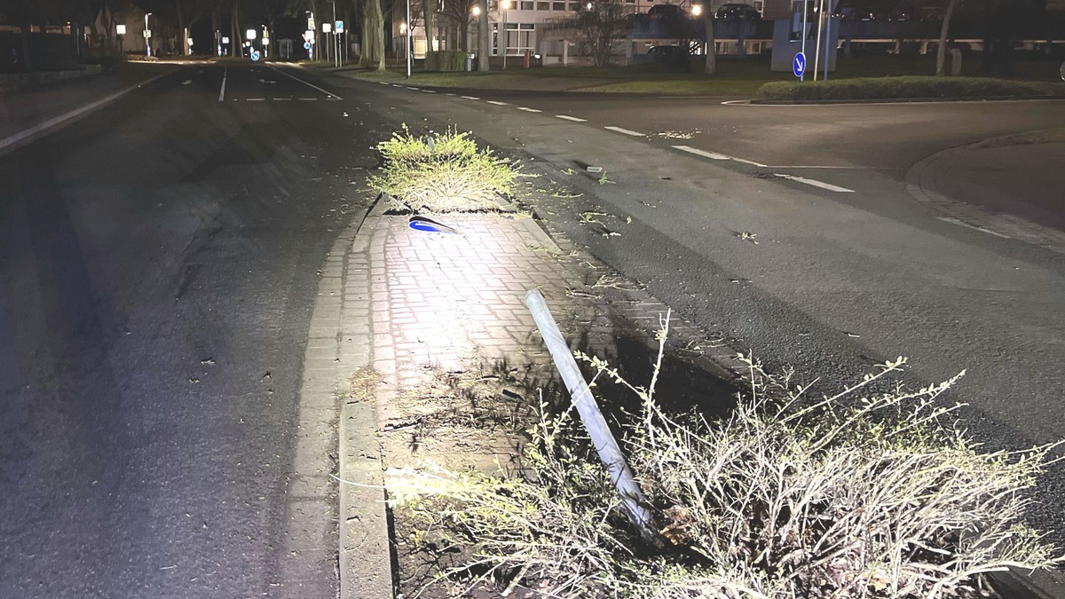 POL-MI: Seat-Fahrer überfährt Verkehrsinsel und flüchtet - Foto: presseportal.de