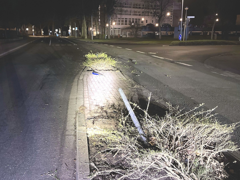 POL-MI: Seat-Fahrer überfährt Verkehrsinsel und flüchtet - Foto: presseportal.de