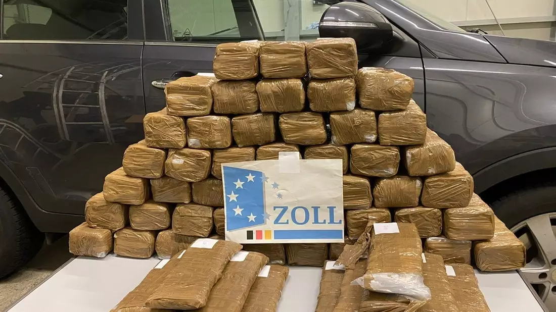 HZA-KI: Zoll stellt Haschisch im Wert von mehr als 800.000 Euro sicher - Aufwändiges Schmuggelfahrzeug sichergestellt - Bild: presseportal.de