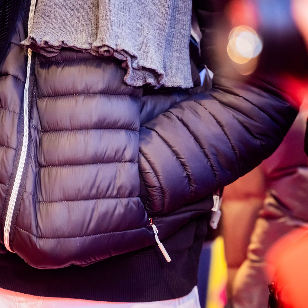 Berliner Passanten mit Puffermänteln - «Invasion der Michelin-Männchen», lästern manche. (Archivbild) - Foto: Christoph Soeder/dpa