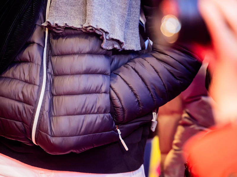 Berliner Passanten mit Puffermänteln - «Invasion der Michelin-Männchen», lästern manche. (Archivbild) - Foto: Christoph Soeder/dpa