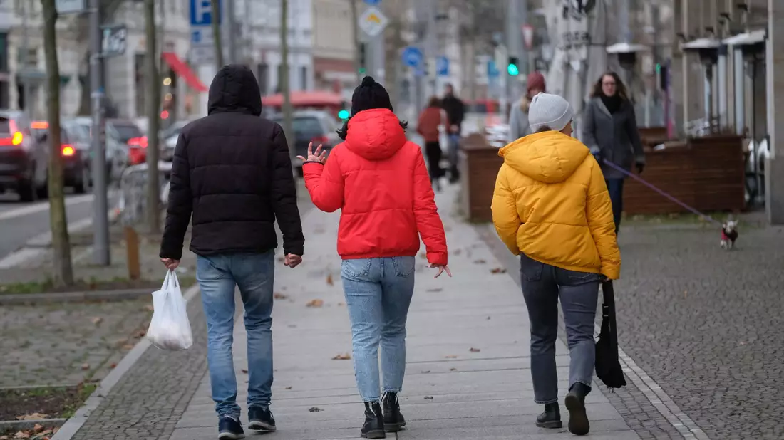 In Deutschland tragen viele seit Jahren in der Winterzeit gerne Pufferjacken - hier in Schwarz, Rot, Gelb. (Foto von 2021) - Bild: Sebastian Willnow/dpa-Zentralbild/dpa