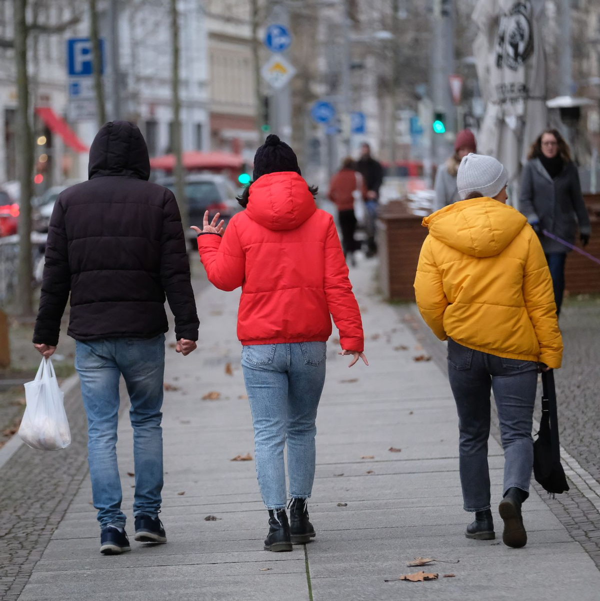 In Deutschland tragen viele seit Jahren in der Winterzeit gerne Pufferjacken - hier in Schwarz, Rot, Gelb. (Foto von 2021) - Foto: Sebastian Willnow/dpa-Zentralbild/dpa
