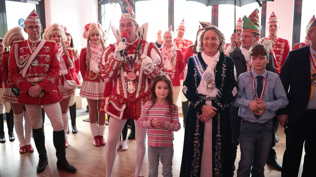 FW Ratingen: Prinz zurück an alter Wirkungsstätte - Ein fröhlicher Karnevalstag bei der Feuerwehr in Ratingen - Bild: presseportal.de