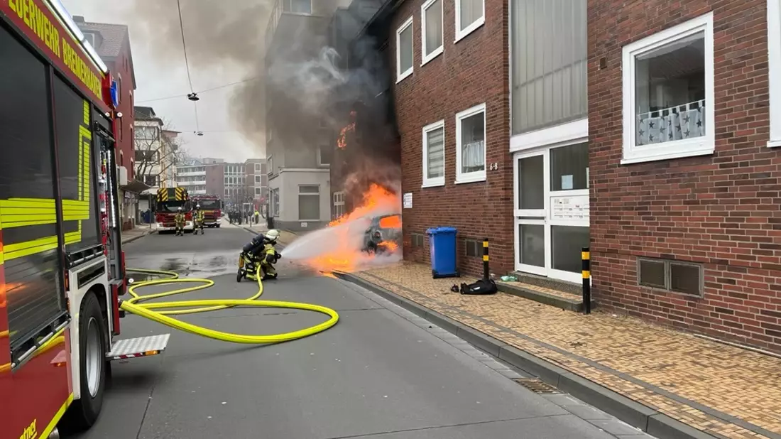 FW Bremerhaven: PKW-Brand in der Schleswiger Straße - Bild: presseportal.de