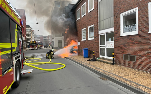 FW Bremerhaven: PKW-Brand in der Schleswiger Straße - Foto: presseportal.de