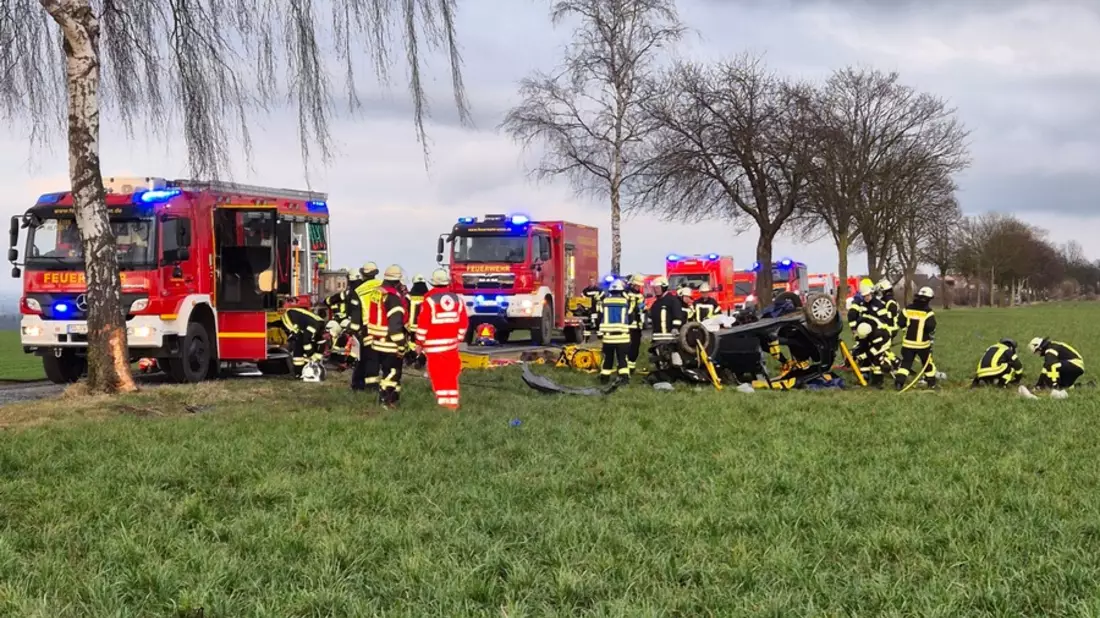 FW Ense: Schwerer Verkehrsunfall zwischen Ruhne und Waltringen - Bild: presseportal.de
