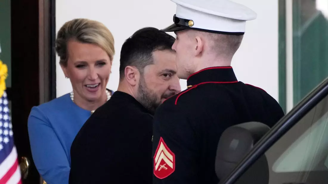 Selenskyj verlässt das Weiße Haus, ohne zu einer Vereinbarung mit Trump gekommen zu sein. - Bild: Ben Curtis/AP/dpa