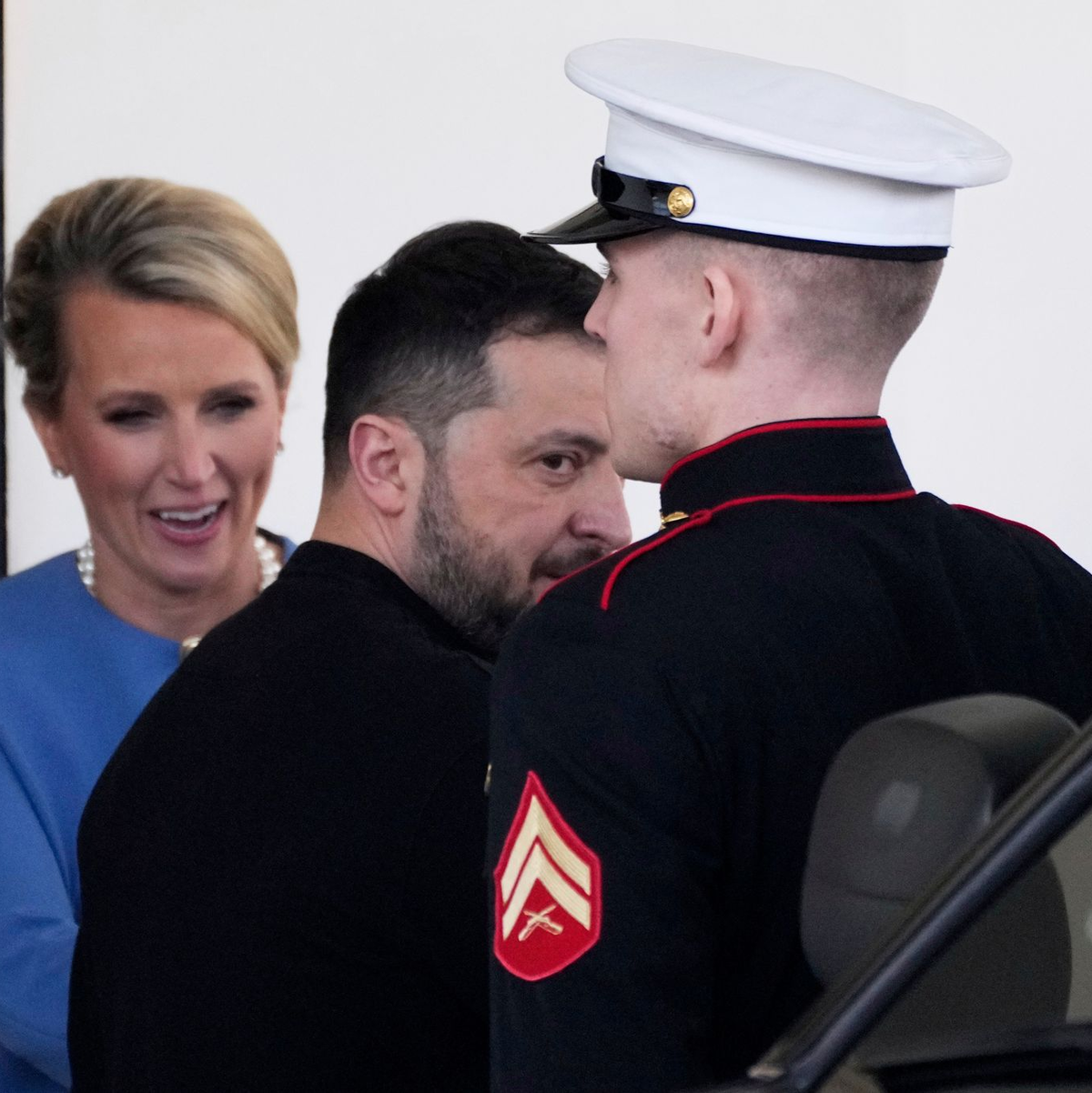 Selenskyj verlässt das Weiße Haus, ohne zu einer Vereinbarung mit Trump gekommen zu sein. - Foto: Ben Curtis/AP/dpa