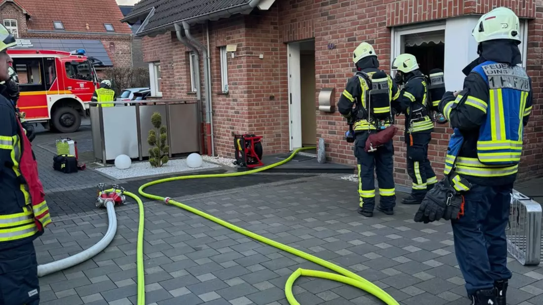 FW Dinslaken: Kellerbrand in einer Doppelhaushälfte - Bild: presseportal.de