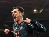 Das große «T» auf den Bayern-Trikots - hier bei Harry Kane - symbolisiert die Partnerschaft des Rekordmeisters mit der Telekom. - Foto: Tom Weller/dpa