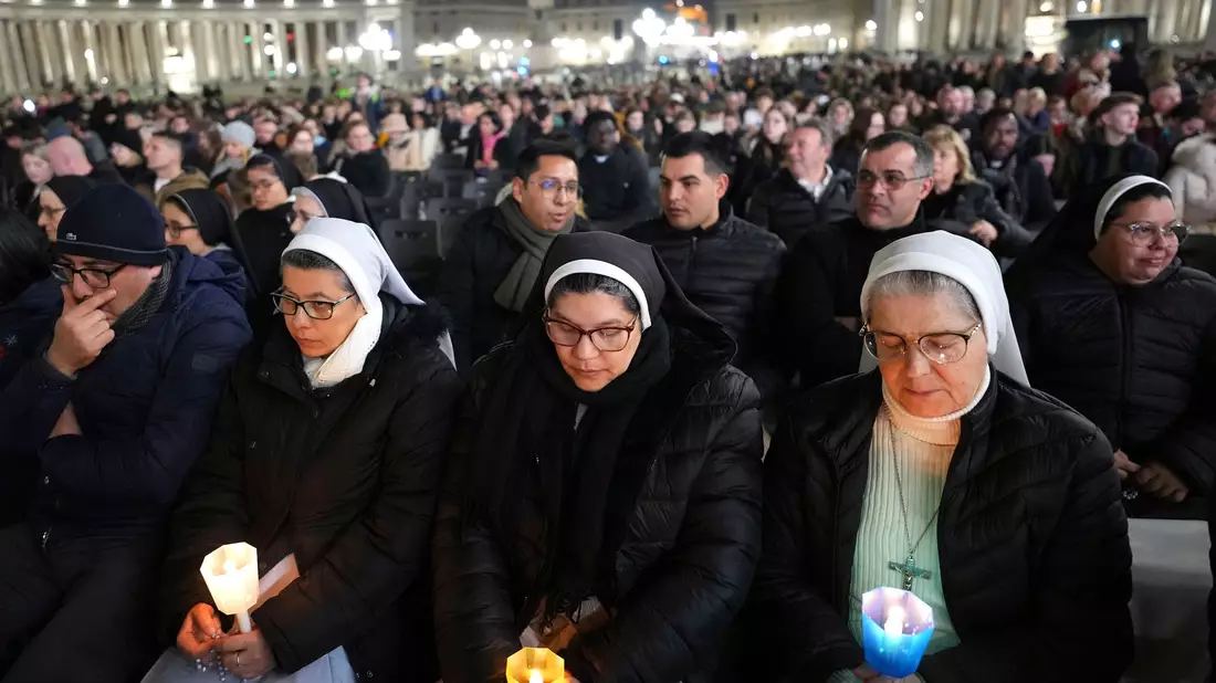 Unter den Gläubigen auf dem Petersplatz, die für Papst Franziskus beteten, waren auch zahlreiche Nonnen. - Bild: Kirsty Wigglesworth/AP/dpa