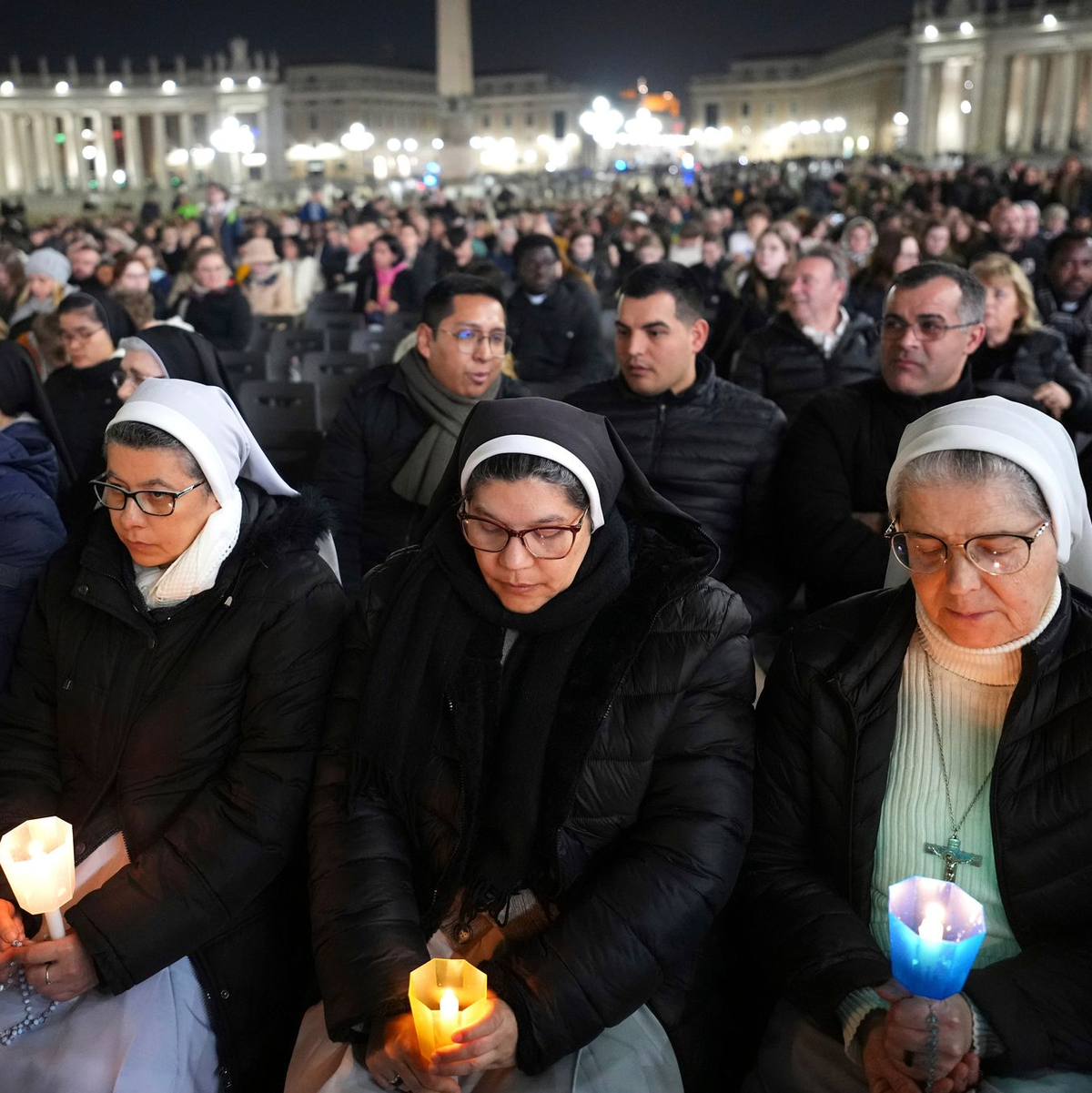 Unter den Gläubigen auf dem Petersplatz, die für Papst Franziskus beteten, waren auch zahlreiche Nonnen. - Foto: Kirsty Wigglesworth/AP/dpa