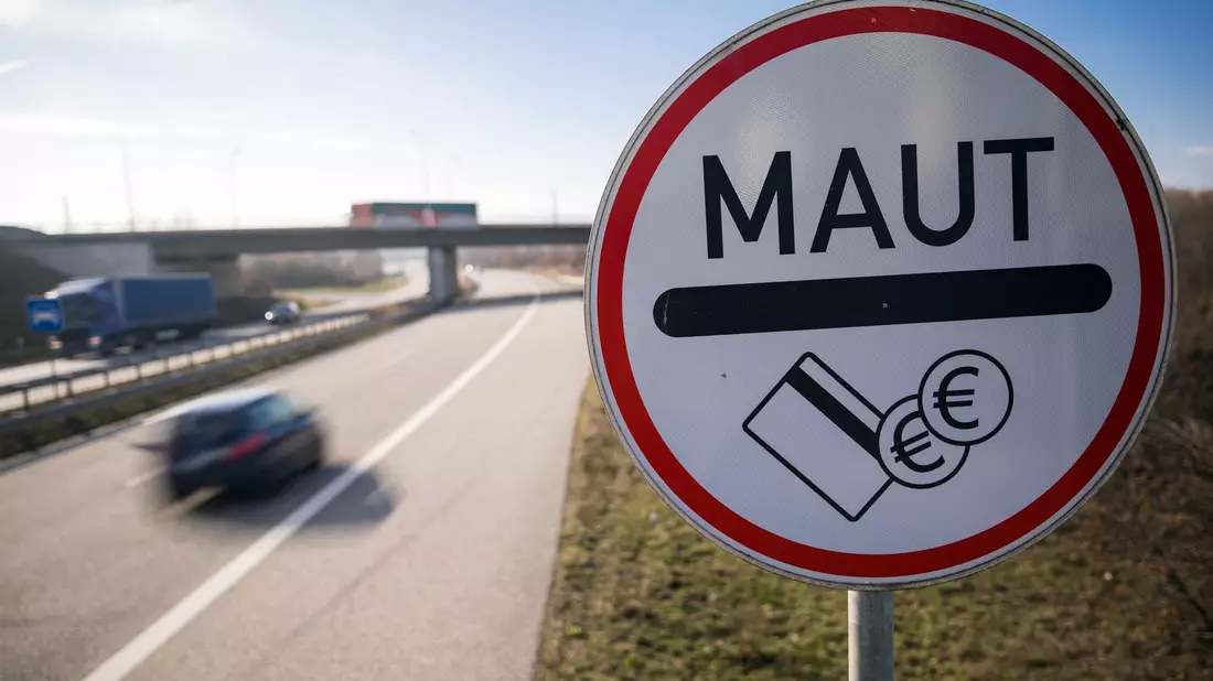 2019 scheiterten die Pkw-Maut-Pläne der damaligen Bundesregierung vor Gericht. Das kam die Steuerzahler im Land teuer zu stehen. Nun gibt es aber Anzeichen, dass sich in der CSU eine andere Meinung durchsetzen könnte. (Illustration) - Bild: Jens Büttner/zb/dpa