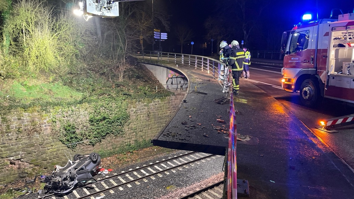 POL-PDTR: Pkw stürzt in Gleisbett - aktuelle Bergung - Foto: presseportal.de