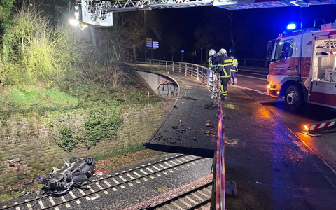 POL-PDTR: Pkw stürzt in Gleisbett - aktuelle Bergung - Foto: presseportal.de