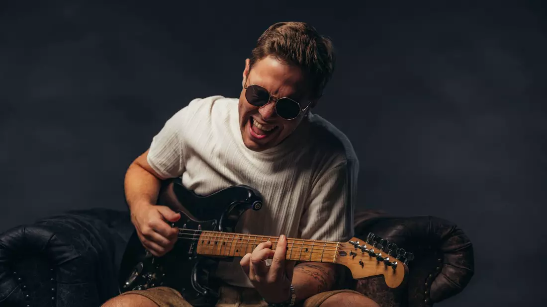 Mit ungefähr zehn Jahren bekam er die erste Gitarre. - Bild: Thomas Willibald/südpolmusic GmbH/dpa