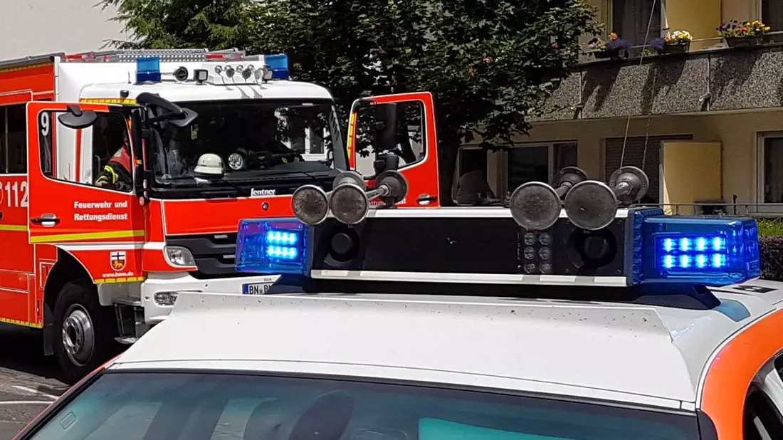 FW-BN: Gemeldete Rauchentwicklung in einem Mehrfamilienhaus mit eingeschlossenen Personen im Obergeschoss und Gewässerverunreinigung stellen sich glücklicherweise als Fehlalarm heraus. - Bild: presseportal.de