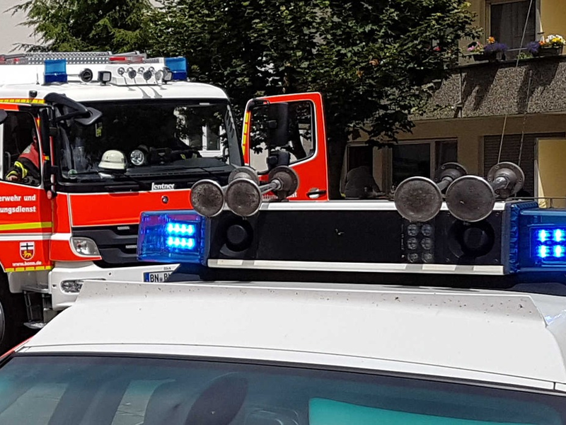 FW-BN: Gemeldete Rauchentwicklung in einem Mehrfamilienhaus mit eingeschlossenen Personen im Obergeschoss und Gewässerverunreinigung stellen sich glücklicherweise als Fehlalarm heraus. - Foto: presseportal.de