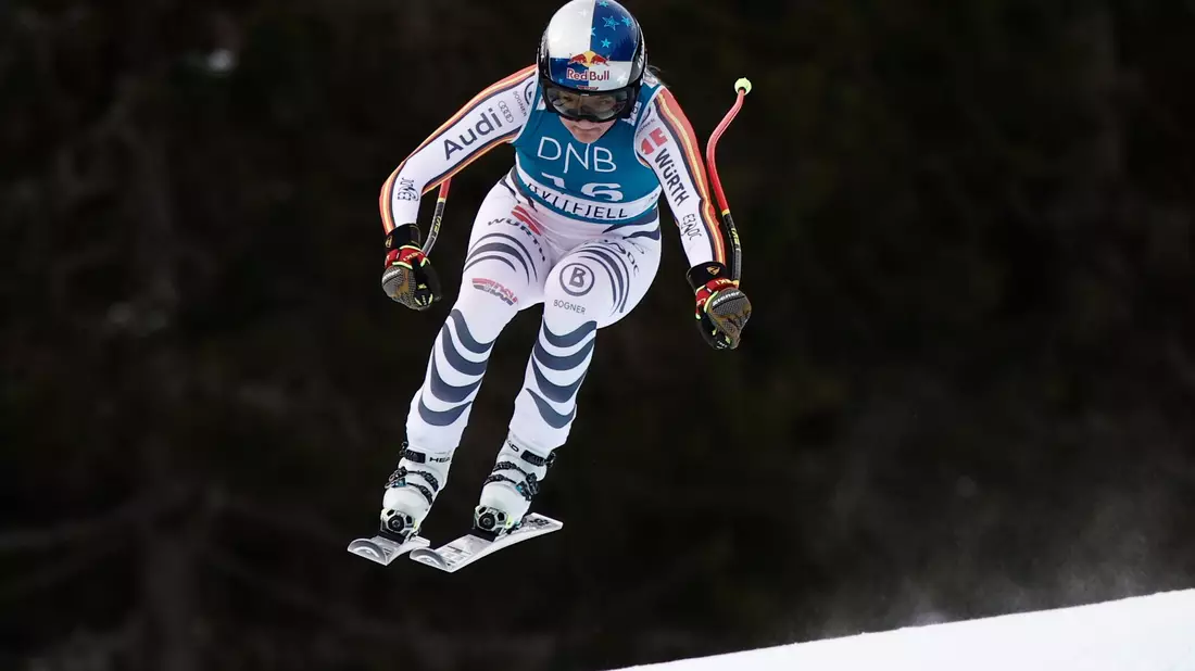 Knappe Sache: Emma Aicher lag letztlich 0,03 Sekunden vor der US-Amerikanerin Lauren Macuga. - Bild: Gabriele Facciotti/AP/dpa