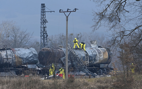 Die Polizei ermittelt inzwischen wegen des Verdachts der fahrlässigen Gefährdung. - Foto: Peøina Ludìk/CTK/dpa
