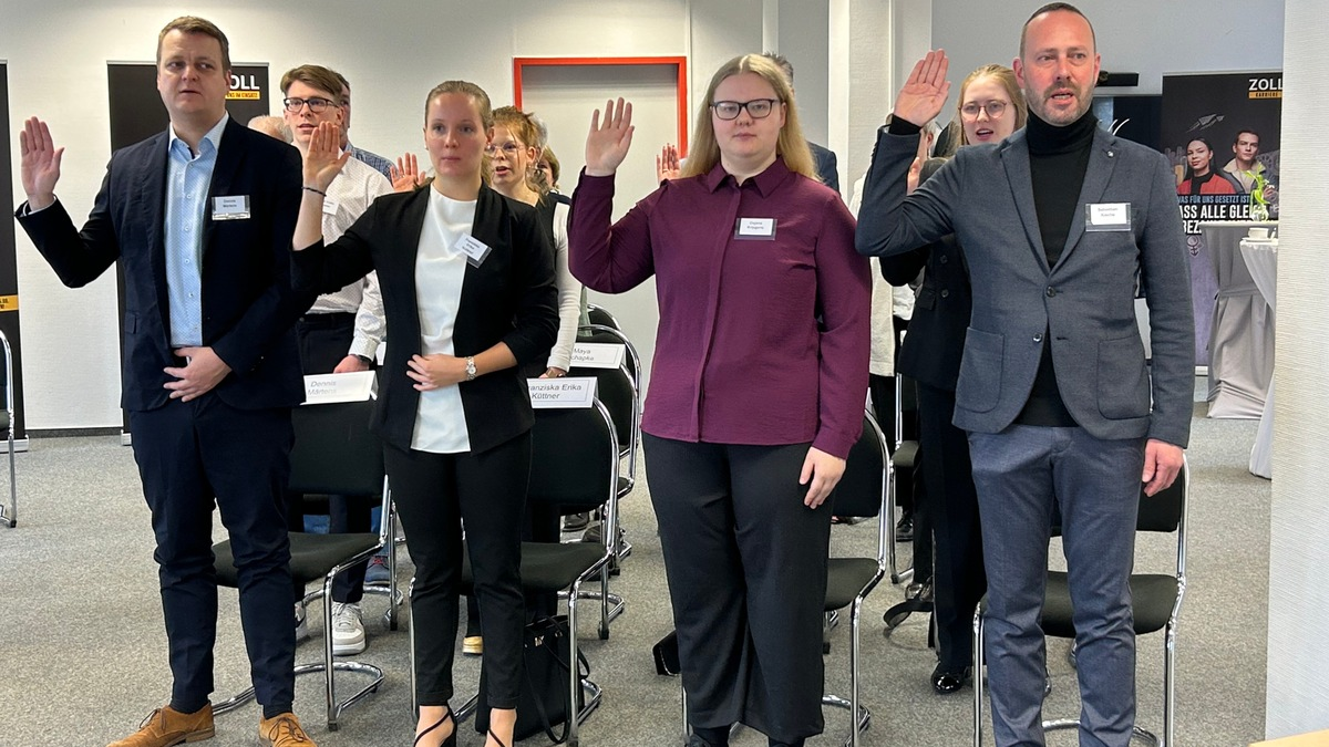 HZA-KA: Start ins Berufsleben beim Zoll/ Über 1.700 Nachwuchskräfte beginnen Ausbildung und Studium beim Zoll - Foto: presseportal.de