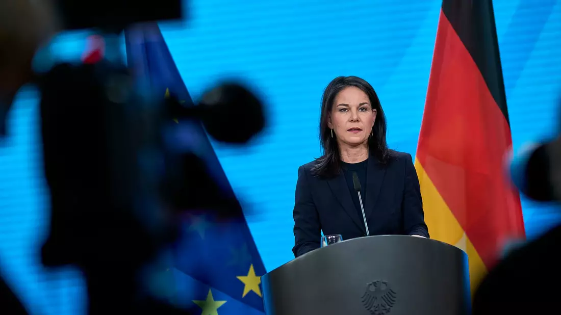 Man könne nicht bis zur Bildung einer neuen Bundesregierung warten, sagte Baerbock. - Bild: Michael Ukas/dpa