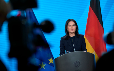 Man könne nicht bis zur Bildung einer neuen Bundesregierung warten, sagte Baerbock. - Foto: Michael Ukas/dpa