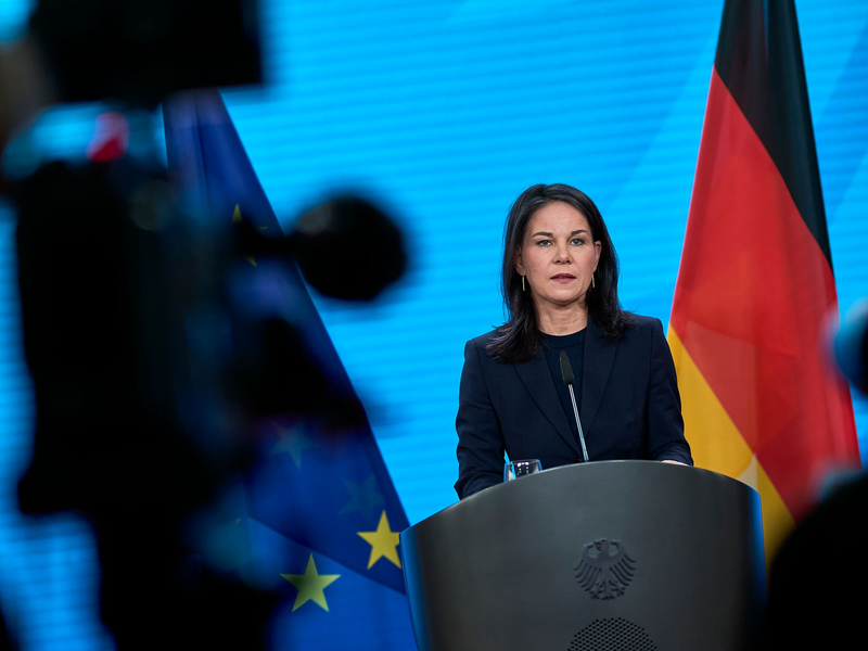 Man könne nicht bis zur Bildung einer neuen Bundesregierung warten, sagte Baerbock. - Foto: Michael Ukas/dpa