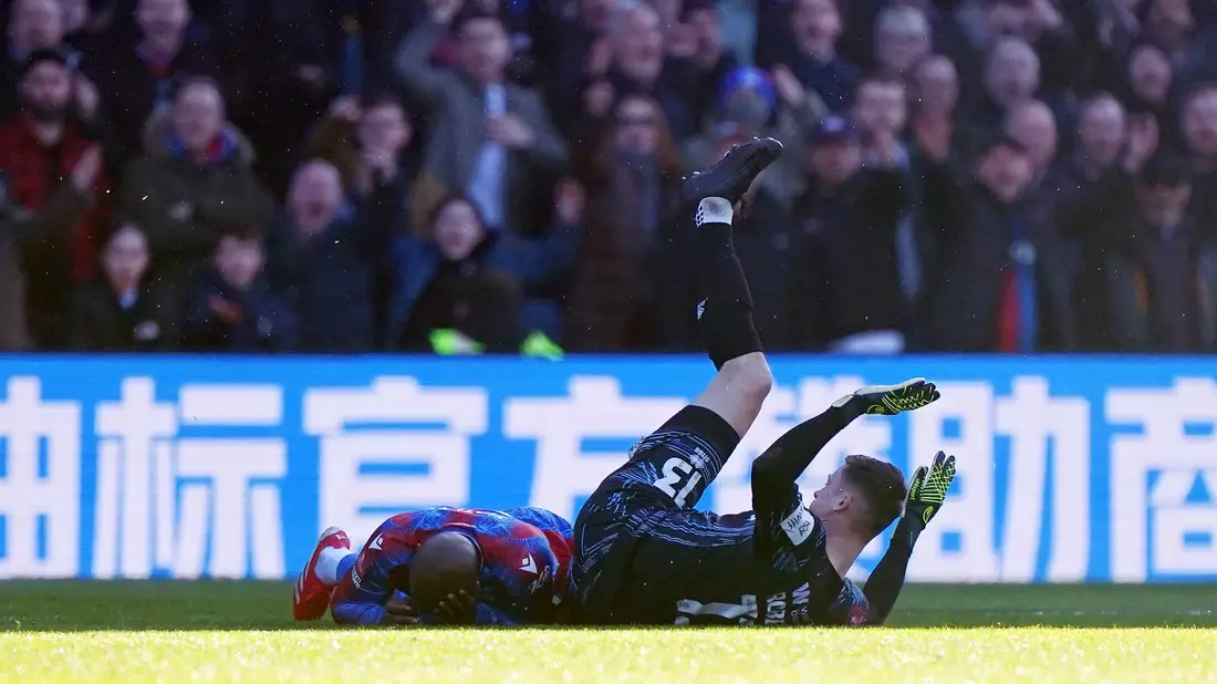 Millwall-Torhüter Liam Roberts sieht für sein Foul die Rote Karte - aber erst nach einem VAR-Eingriff. - Bild: Zac Goodwin/PA Wire/dpa