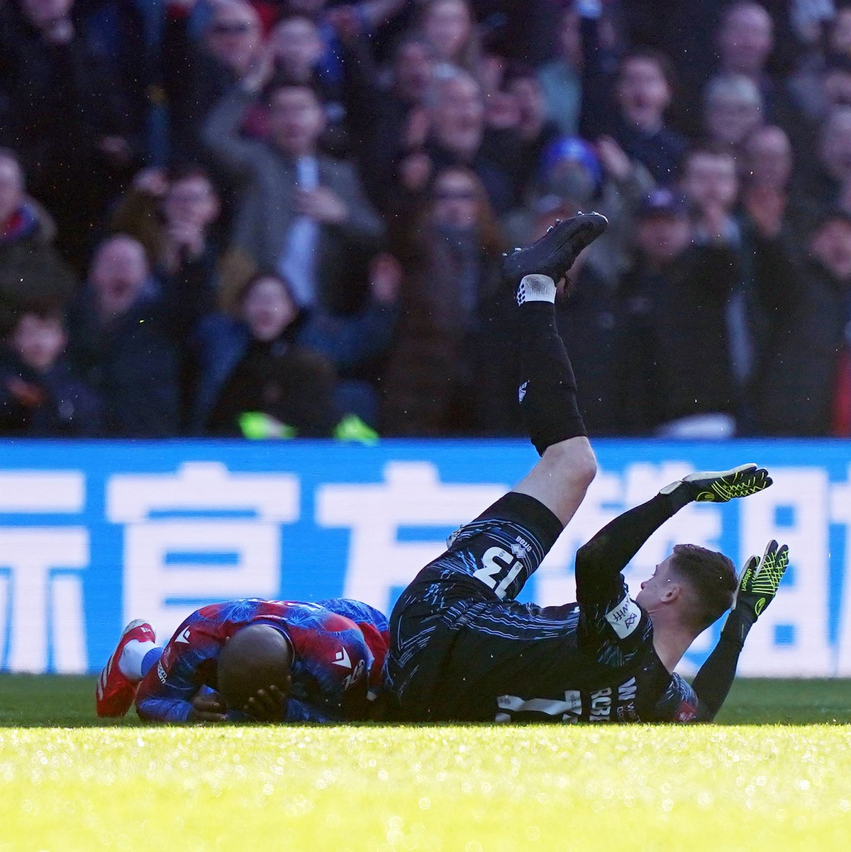 Millwall-Torhüter Liam Roberts sieht für sein Foul die Rote Karte - aber erst nach einem VAR-Eingriff. - Foto: Zac Goodwin/PA Wire/dpa
