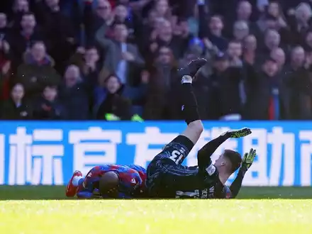 Millwall-Torhüter Liam Roberts sieht für sein Foul die Rote Karte - aber erst nach einem VAR-Eingriff. - Foto: Zac Goodwin/PA Wire/dpa