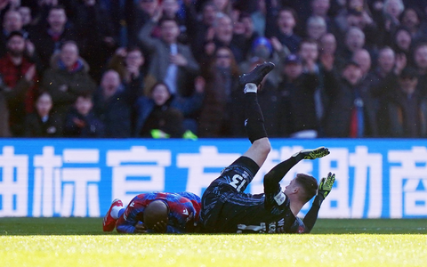 Millwall-Torhüter Liam Roberts sieht für sein Foul die Rote Karte - aber erst nach einem VAR-Eingriff. - Foto: Zac Goodwin/PA Wire/dpa