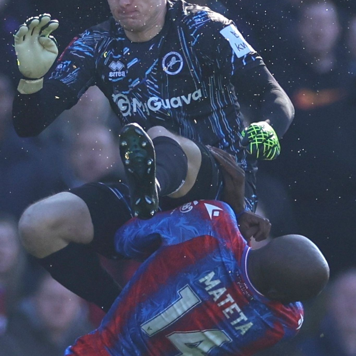 Ein brutales Foul schockt Englands Fußballfans. - Foto: Ian Walton/AP/dpa