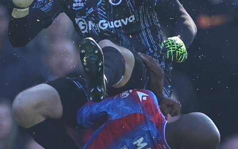 Mateta musste auf dem Platz mit Sauerstoff versorgt werden. - Foto: Ian Walton/AP/dpa