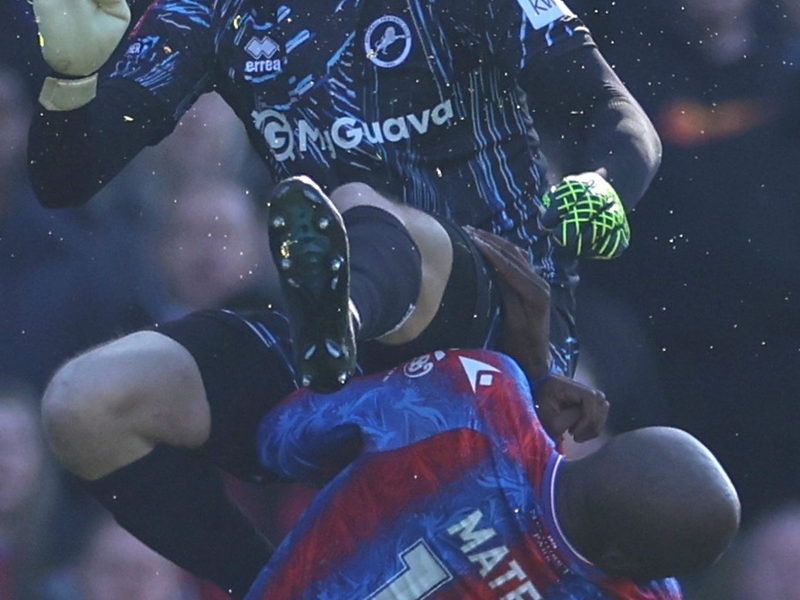 Mateta musste auf dem Platz mit Sauerstoff versorgt werden. - Foto: Ian Walton/AP/dpa