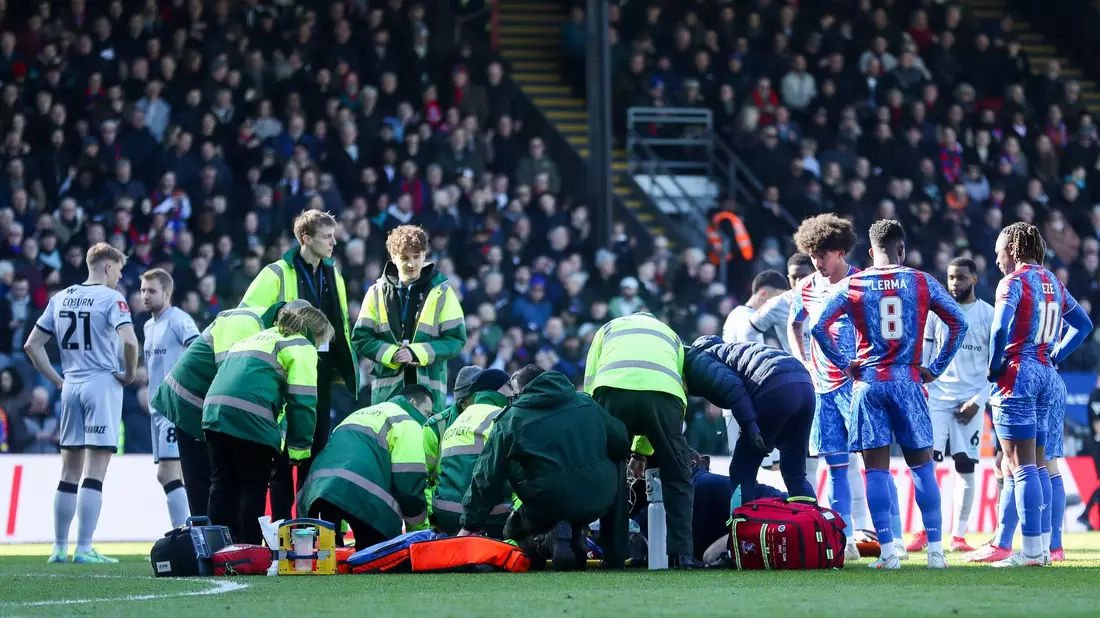 Jean-Philippe Mateta von Crystal Palace muss medizinisch behandelt werden. - Bild: Izzy Poles/News Images via ZUMA Press Wire/dpa